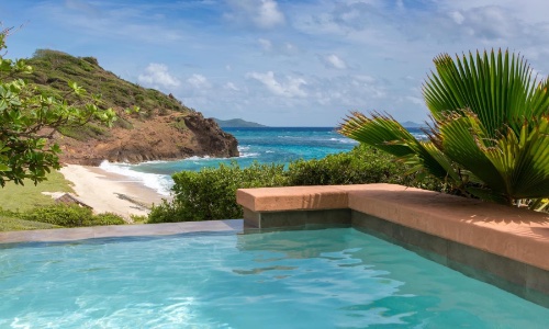 A plunge pool at the Palm Island Resort