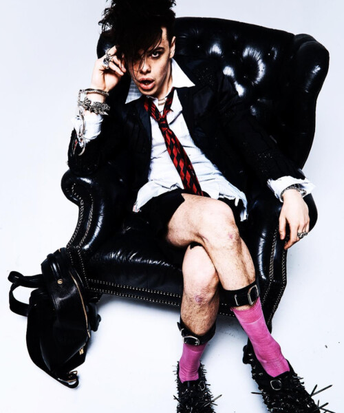 Video Premiere: “Falling Skies” by YUNGBLUD