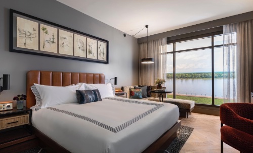 A king bedroom at Thompson Savannah