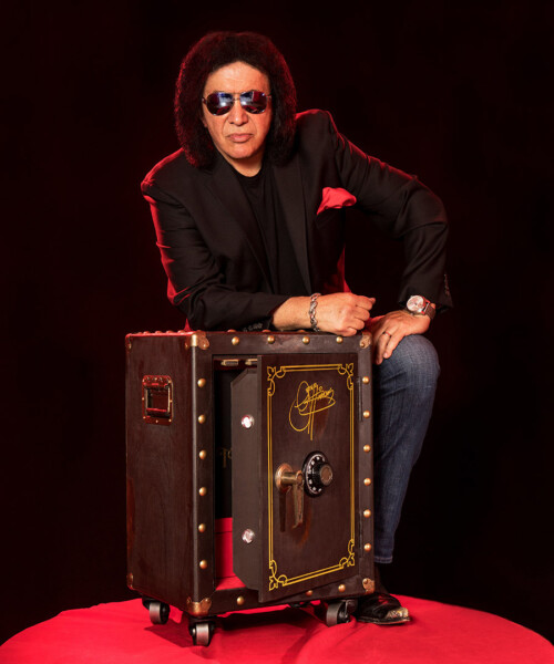 Gene Simmons Offers the Ultimate Selfie Op