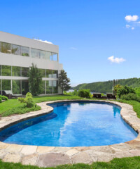 A Must-See Modernist Lake House